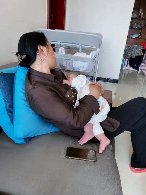 婆婆帮我带娃，可一到周末就回几十公里的老家，家里地有公公分种着，真不知道有啥放不
