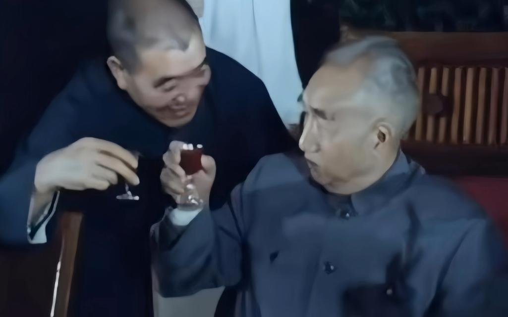 1978年的国庆招待会上,坐在后面的陈永贵,笑着举起酒杯,走到徐帅身旁,弯下腰、