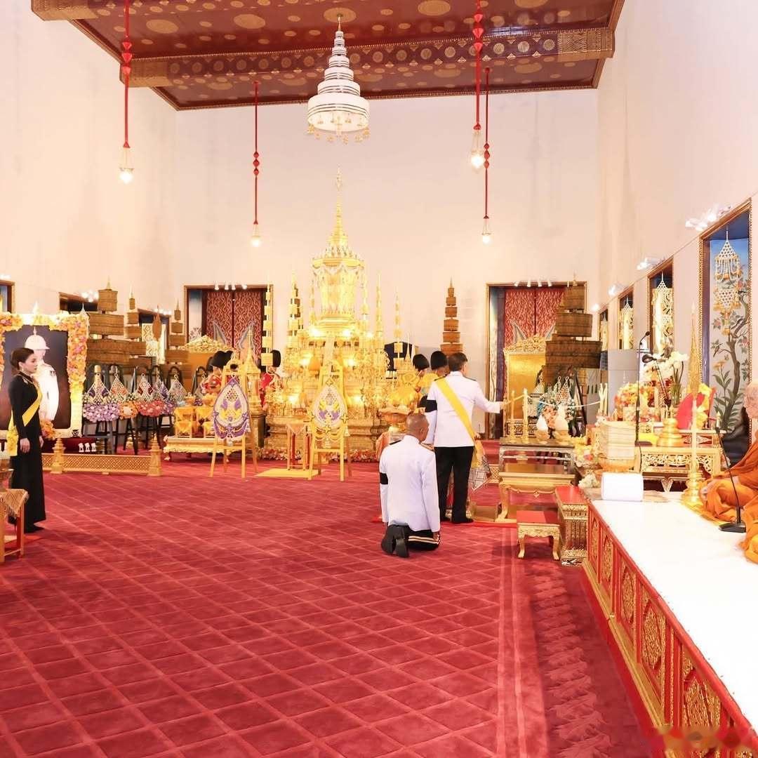 泰国王室🇹🇭6月17日，哇集拉隆功国王和苏提达王后在诗琳通公主、思蕊梵娜瓦
