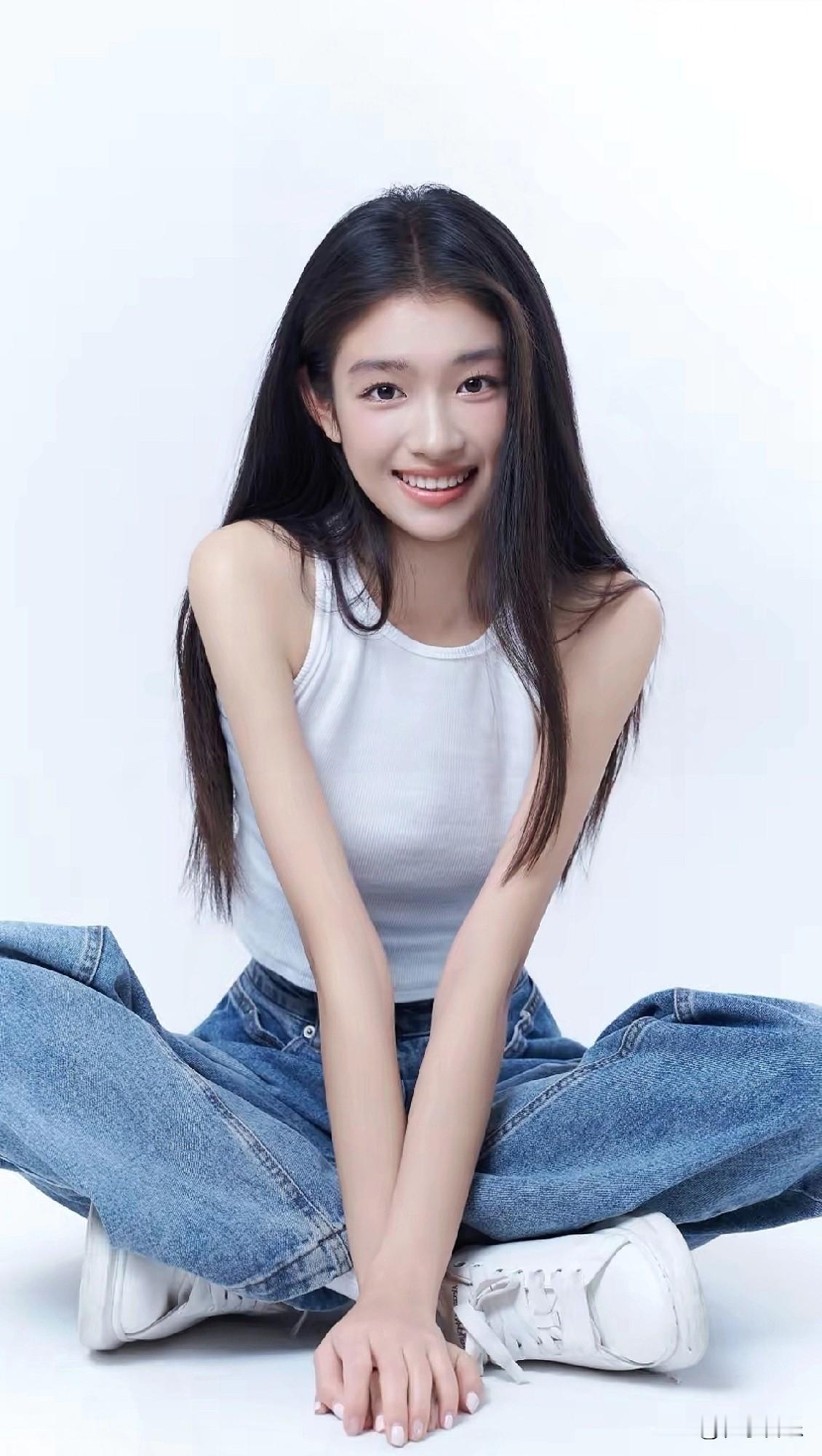 小姐姐软乎乎的甜笑超治愈，休闲装穿出随性范儿，静坐时自在又迷人，让人不由自主想靠