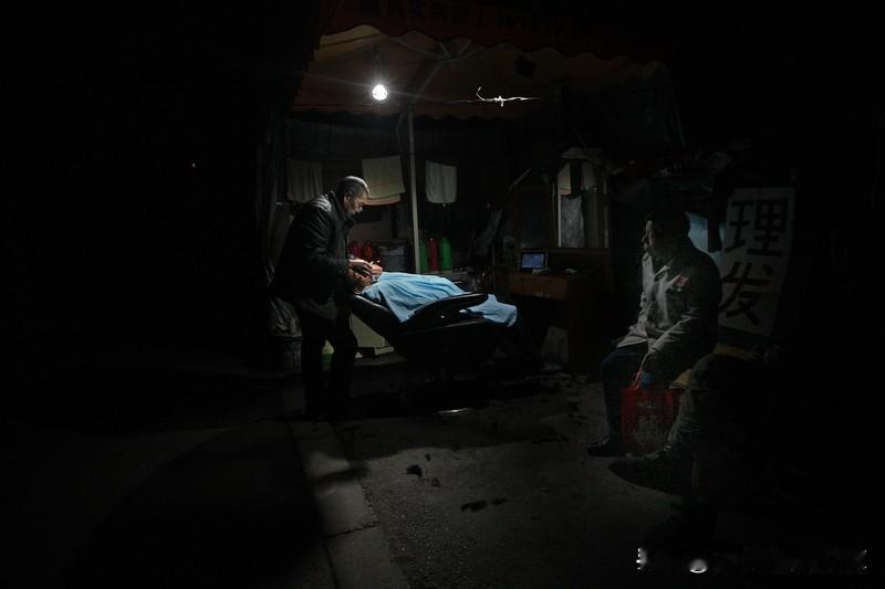 2025年2月，上海敬老院的老刘因被尼龙绳绑在轮椅上，凌晨独自乘电梯下楼，用打火