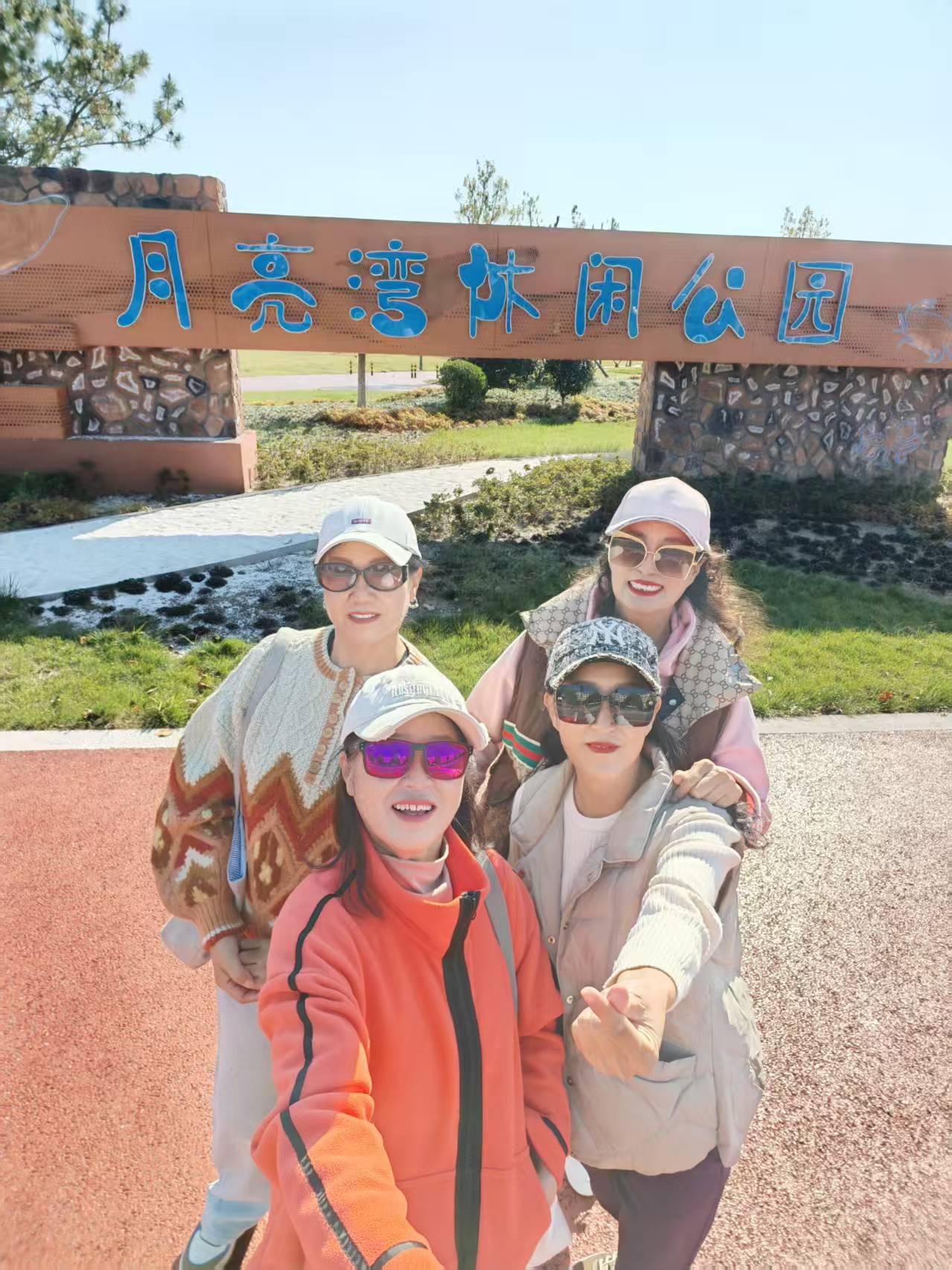 月亮湾休闲公园，荡秋千跳格子，粉黛乱子草中藏着浪漫！我是新乳山人月亮湾景月亮