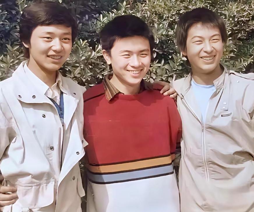 谁能分得清照片里谁是二十岁的张嘉益？年轻时相貌清秀身形挺拔，和现在成熟大叔的模样