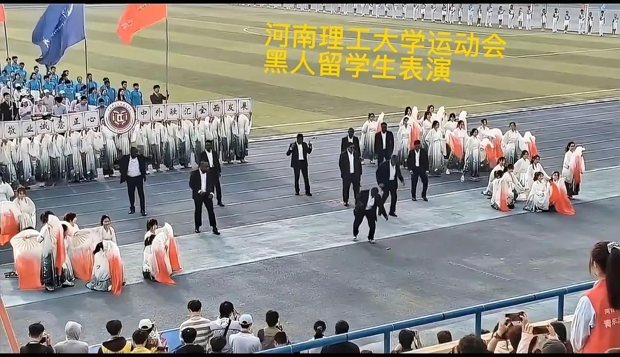 又是某某大学，一群中国女学生围绕几个黑人男生，把黑人男士捧为“至高”，怪不得那么