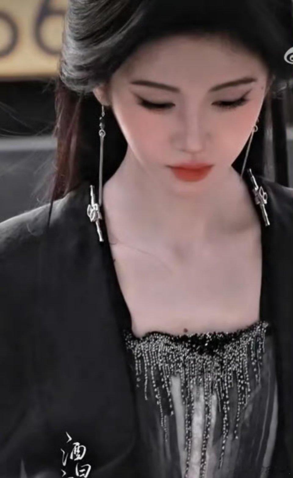 鞠婧祎《来战》阿黛水墨风造型路透，恶女感好浓！！​​​