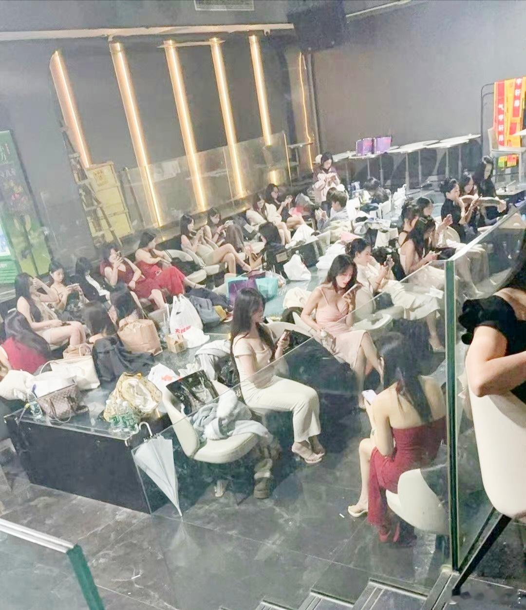 这些都是群众演员吗？​​​