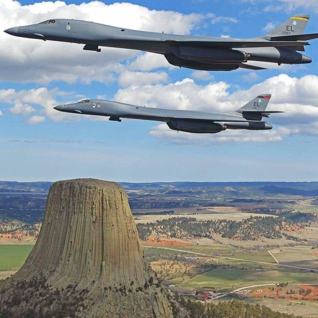 B-1B轰炸机飞越怀俄明州魔鬼塔​​​