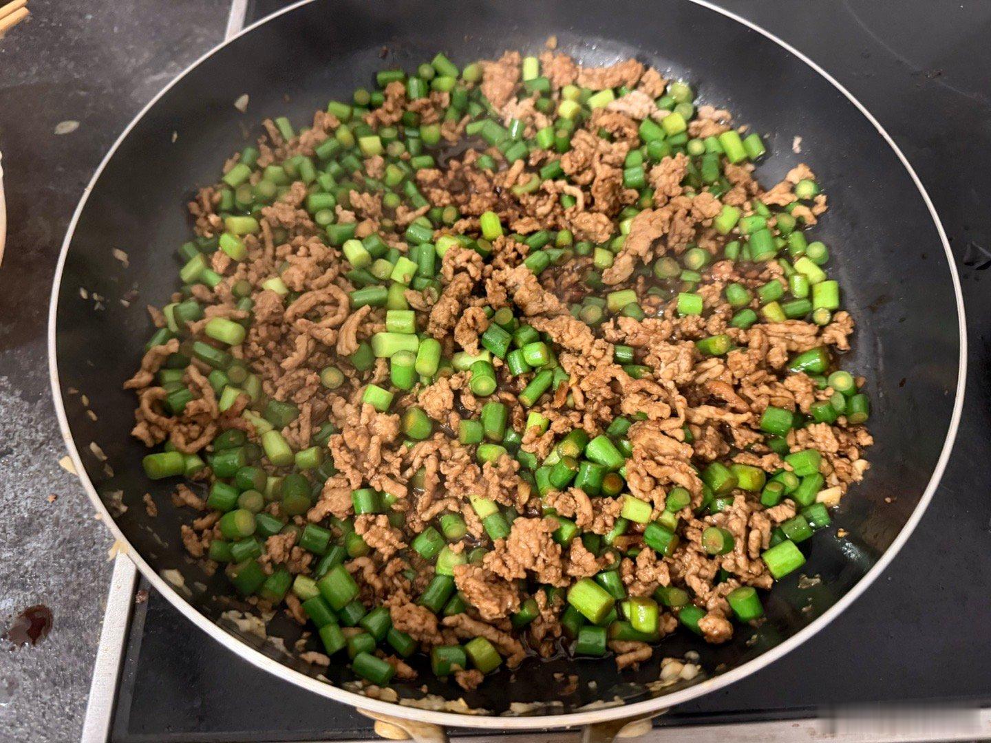蒜薹炒肉就这么说吧经过昨天豆角炒肉优化后今天完完全全有8成饭店的味了我上