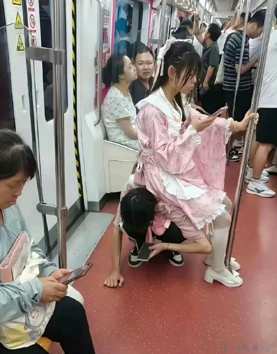 周瑜打黄盖，这女孩有点过分啦