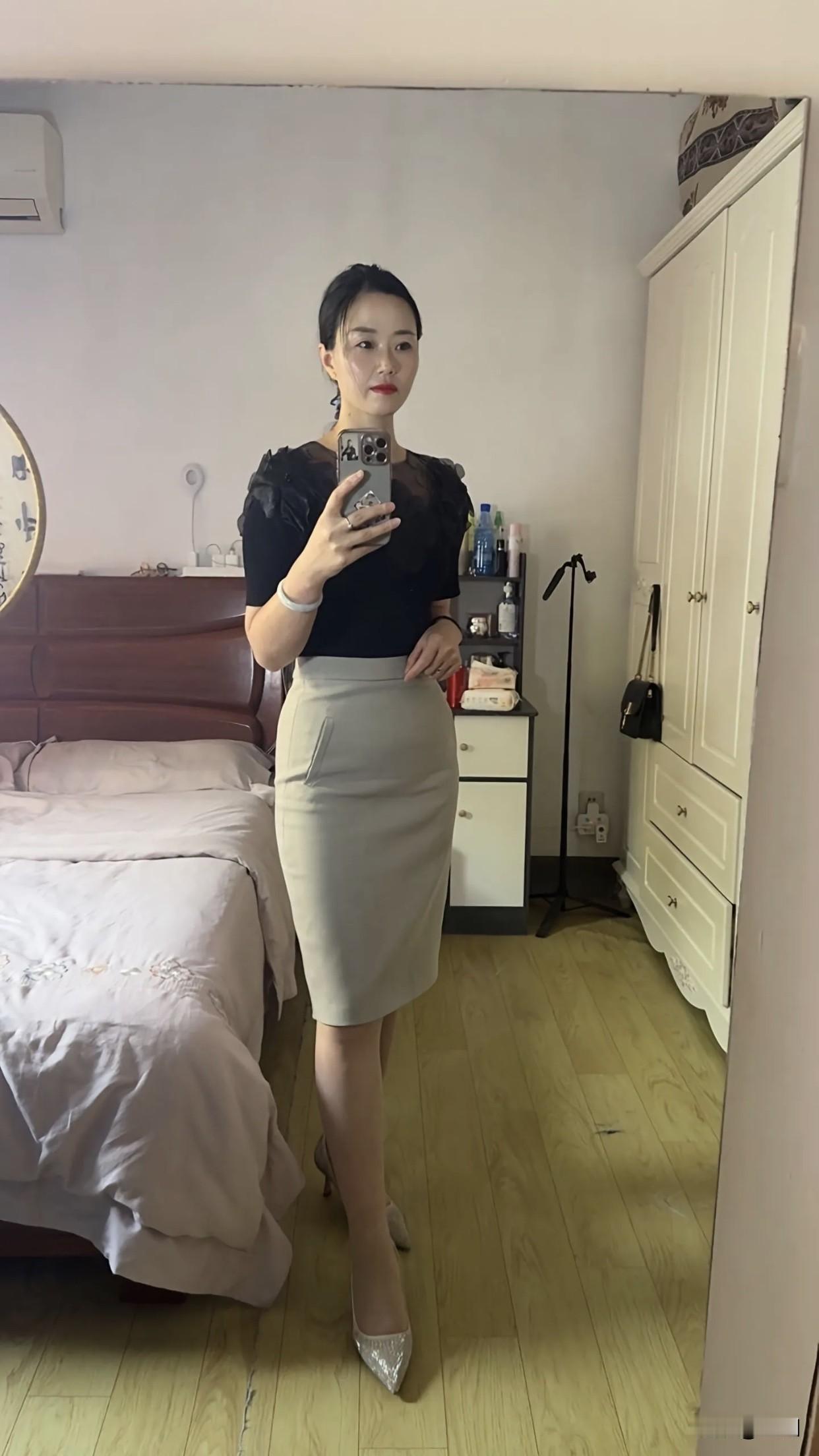 内涵方面，她们受过良好教育，知识储备丰富，文化修养高。遇到困难时沉着冷静，给人可