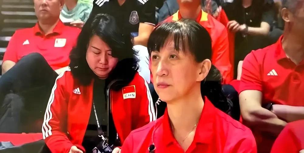 赖亚文当主任，很大程度上沾了郎平的光，郎平不干了，这个光也就没了！郎平当中国女