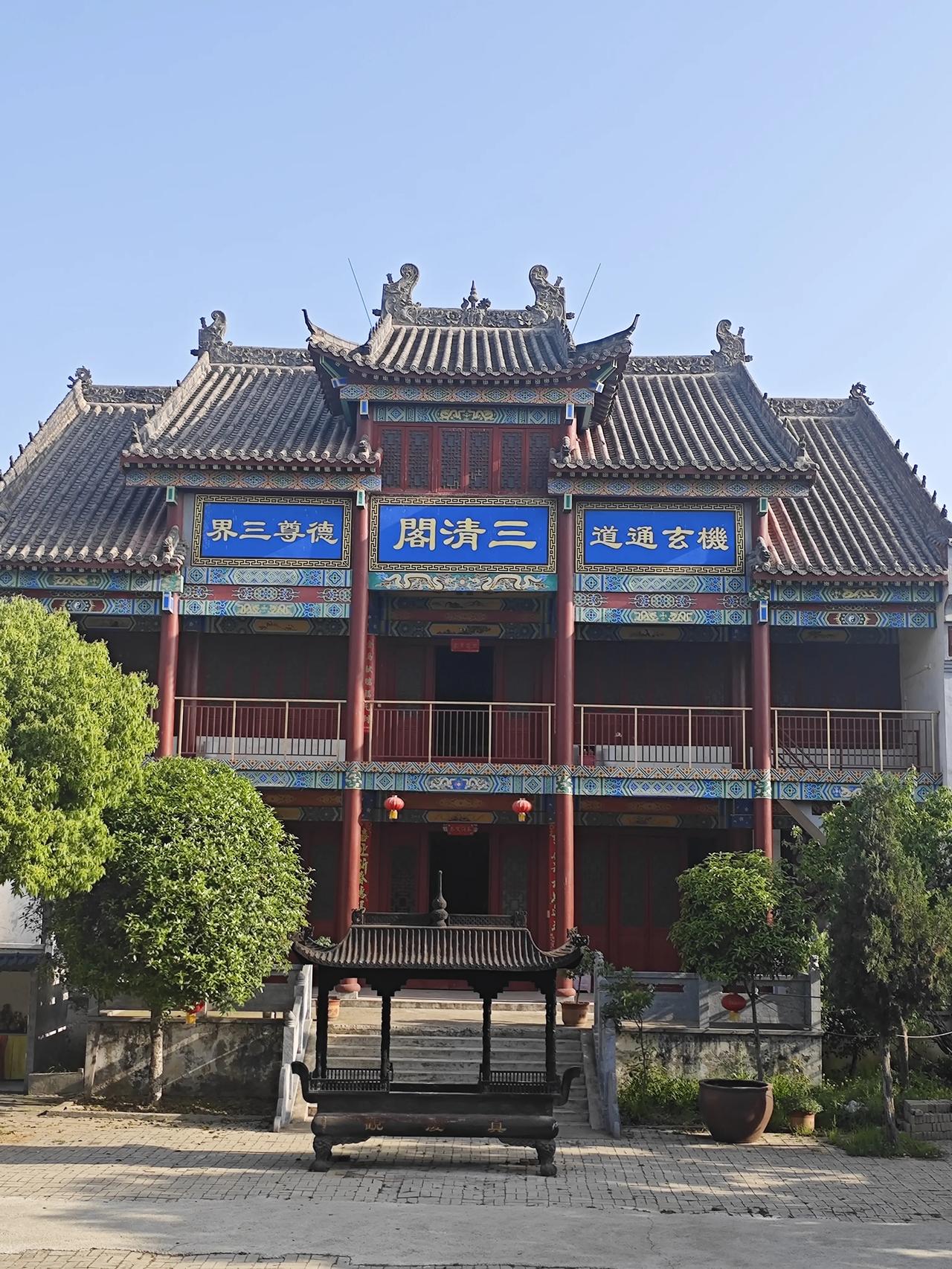 决定教师退休金高低的最主要因素是工龄还是职称？工龄和职称共同决定退休金高低，但在