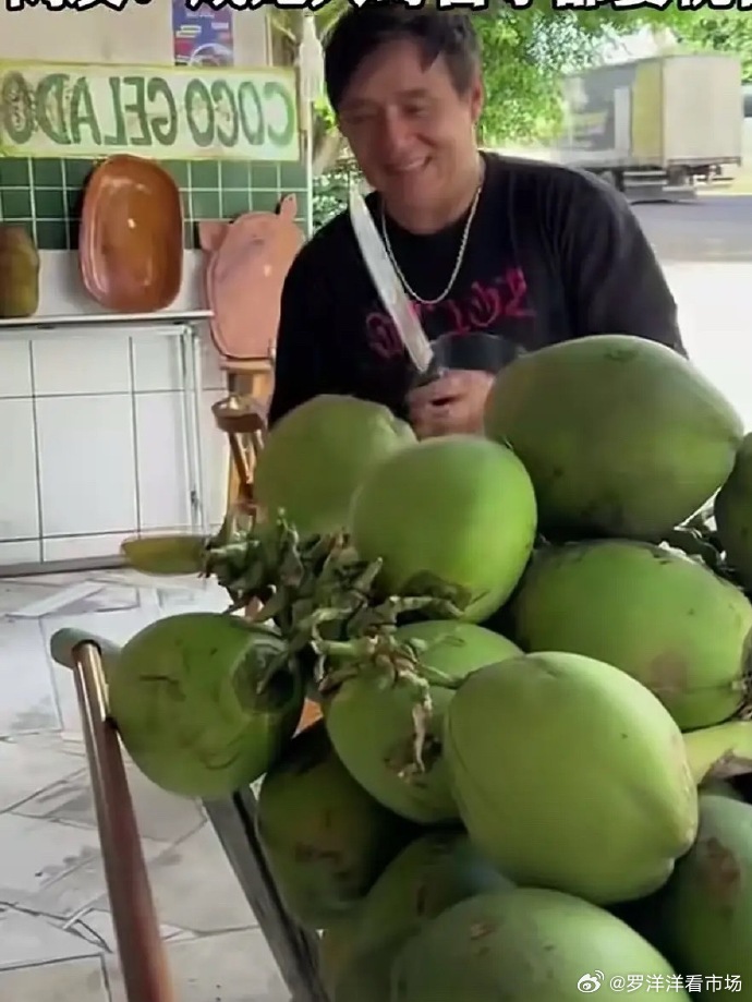 国外这个卖椰子的小哥可能不知道自己要火了！真的太像了！要知道成龙大哥在安徽是