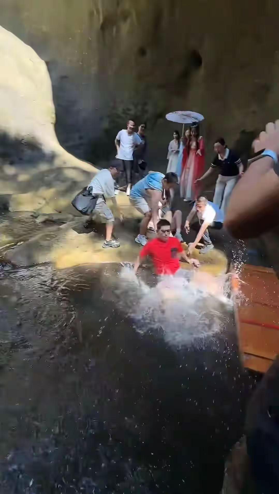 张继科拍瀑布时突然落水，游客纷纷伸手想拉住他，景区：事发九龙洞，人没事网友评