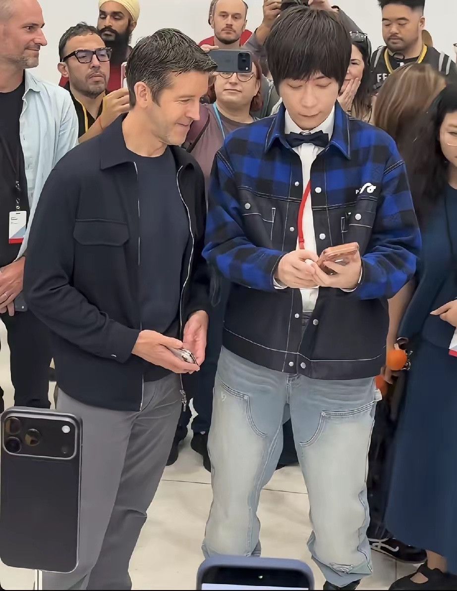 库克没解决的充电头问题，希望特努斯解决一下！iPhone18ProMax256GB手机卖10999元