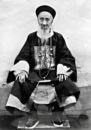 1899年，张之洞审问光绪：“听说你要见我，有事就说。”光绪走向前回道：“朕私下