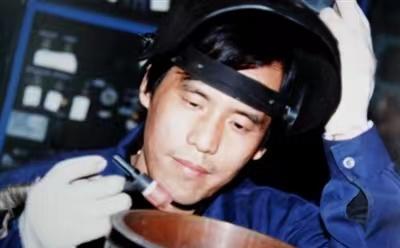 上世纪90年代，一些焊工专家指着火箭发动机上的200多处裂纹说“不合格”，一位普