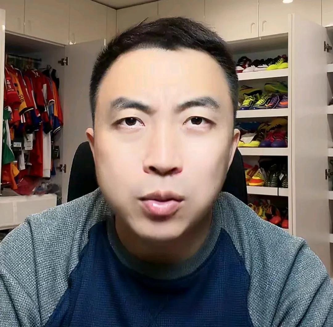 媒体人袁甲痛批了山东泰山俱乐部管理层。在一场直播中，媒体人袁甲火力全开痛批了山