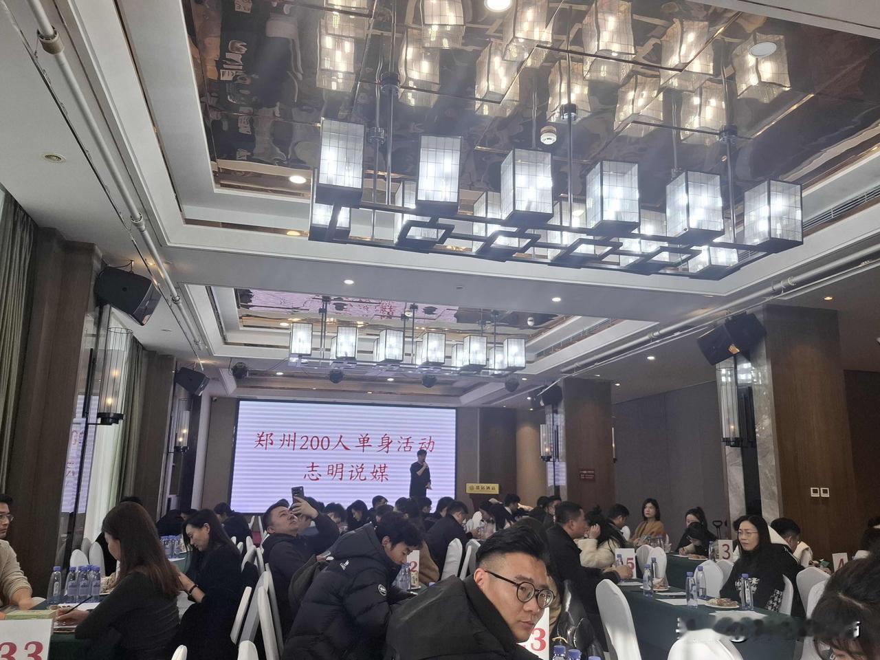 35岁大龄男光棍勇闯郑州相亲市场下午参加了一场150人左右的相亲活动，先说说自