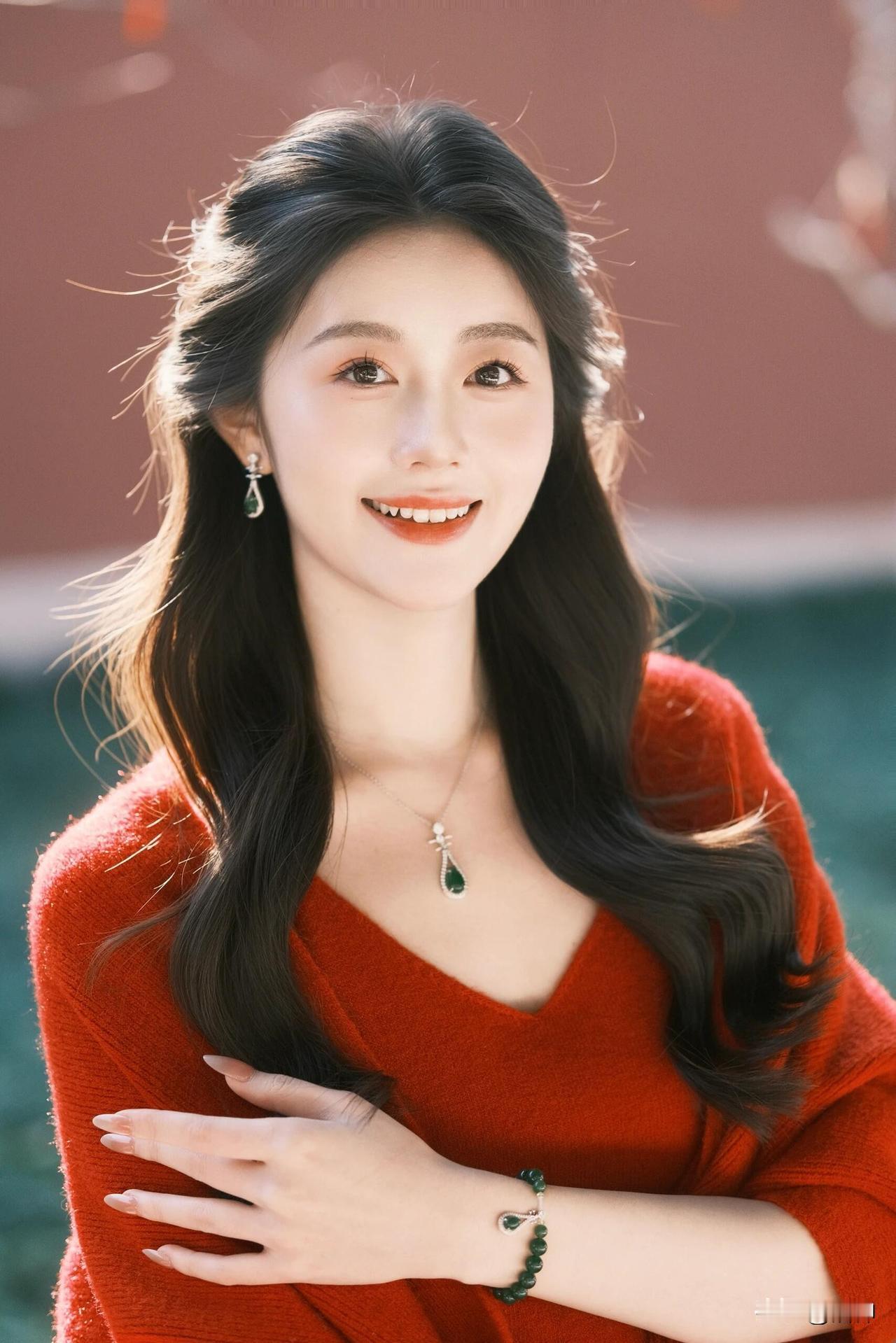 她有种国泰民安的东方美新年红装，是连空气都暖了几分的明亮而我更沉迷的，是