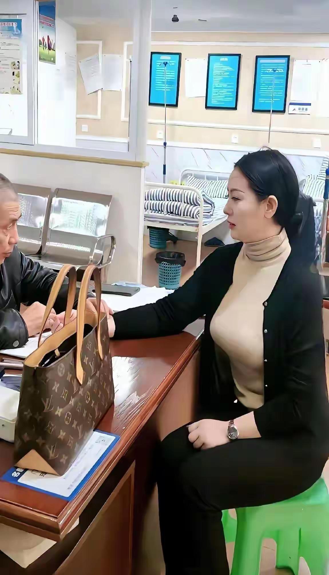 姥爷是一名老中医，今天找姥爷把把脉。