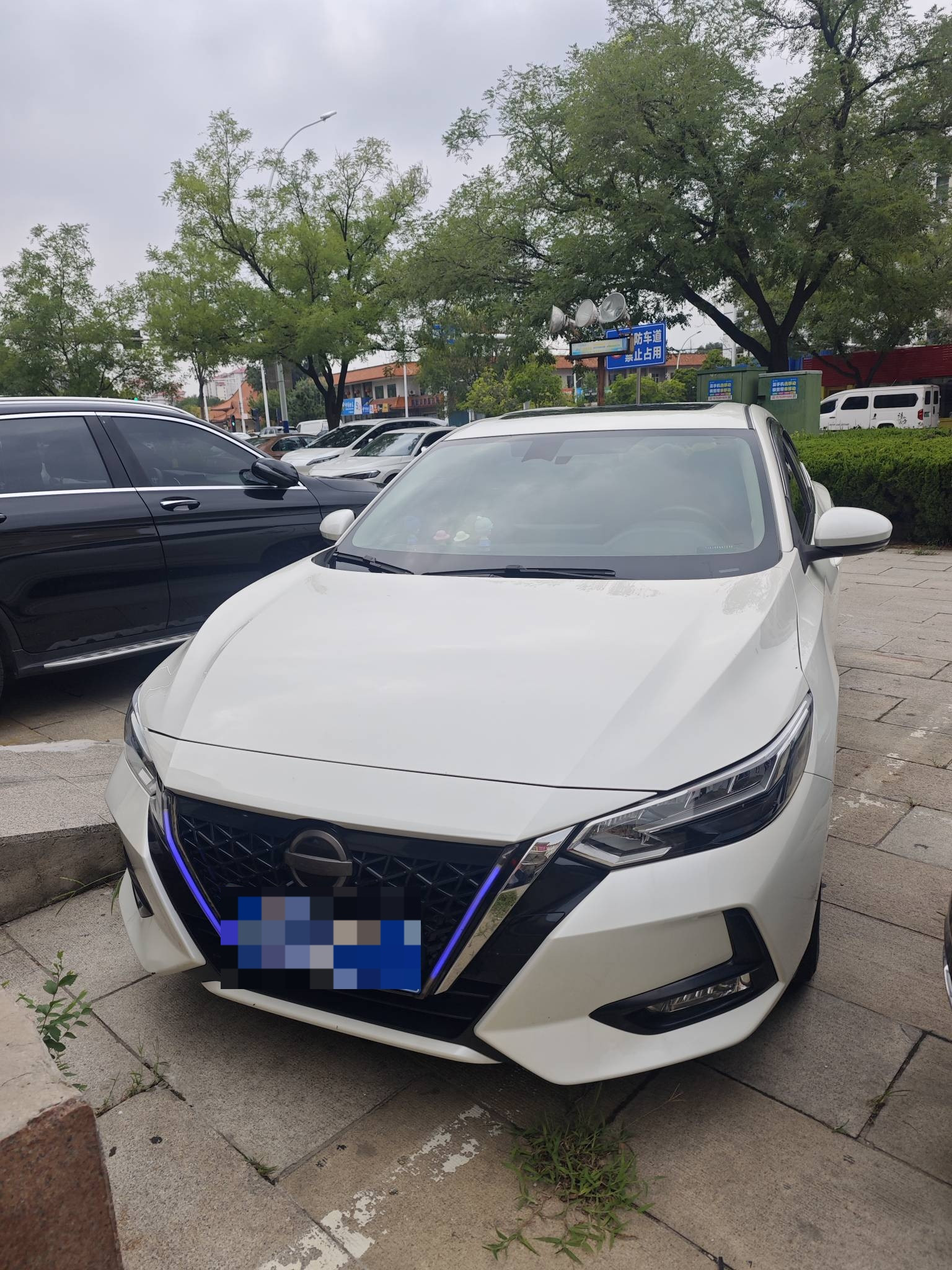 家用代步选轩逸，满载全家出游，舒适省油很省心买车对于普通家庭来说，不只是通勤工具，更是承载一家人出行