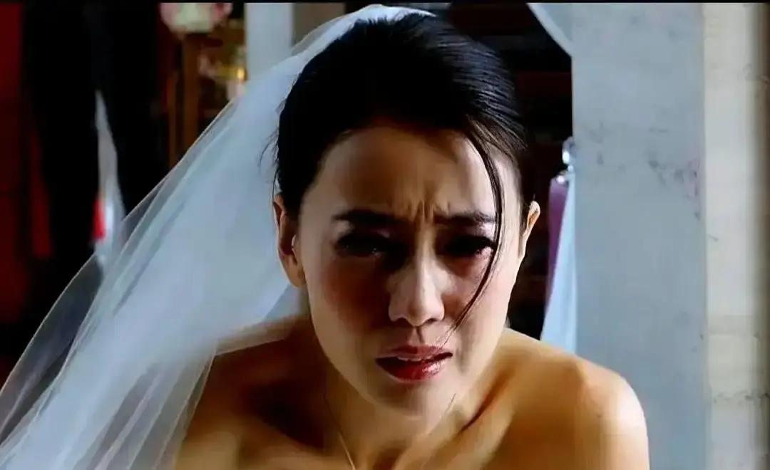 高圆圆新剧第三集，她当着全国观众的面尿裤子了。不是真尿。是憋了二十年的体面