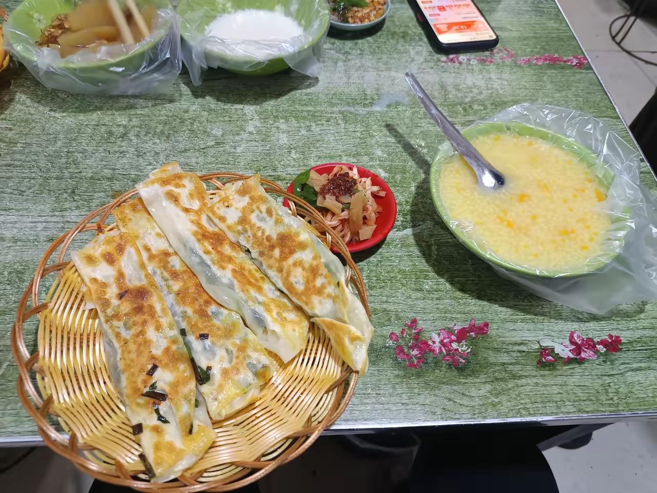 典型的大港城早餐，当地绝大多数人喜欢的搭配模式：豆腐卷、小米粥。