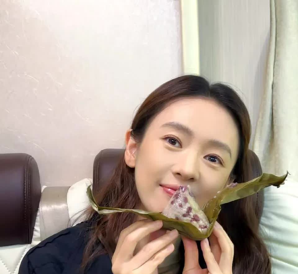 童瑶端午节晒美照，手拿红豆粽子好美味，嘟嘴歪头满脸幸福！