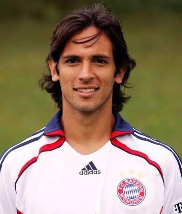 盛世美颜续写绿茵传奇！最近有一则新闻震惊老球迷，44岁的圣克鲁斯转会巴拉圭民族