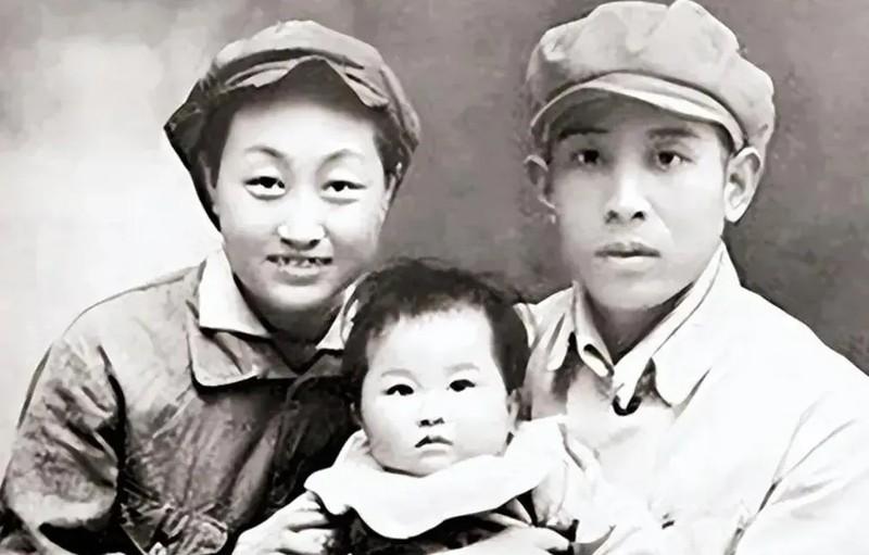 1938年，两位地下工作者假戏真做结为夫妻。然而，婚后妻子却不幸牺牲，丈夫决定终