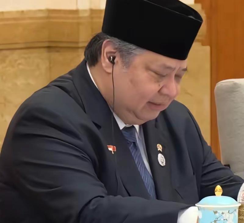 印尼这波操作，看懵了多少人？前脚还跟中方施工队蹲在雅万高铁站台啃盒饭，一口一