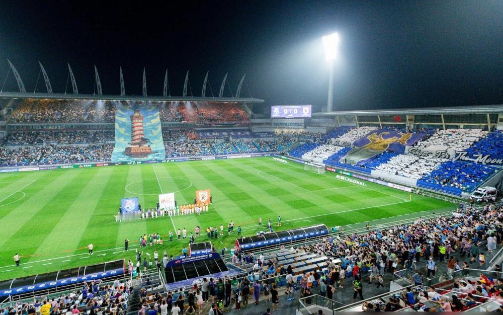 申花赢了五场,人快跑散架了;津门虎主场吼得震天响,替补席都坐不住了。朱辰杰能上