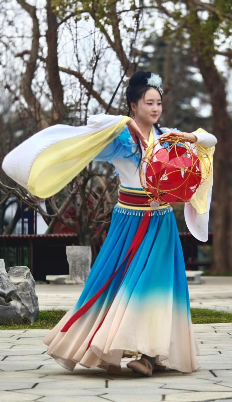 前半生为家人，后半生为自己人这一辈子，好像前半生都在忙着成全别人，后半生才