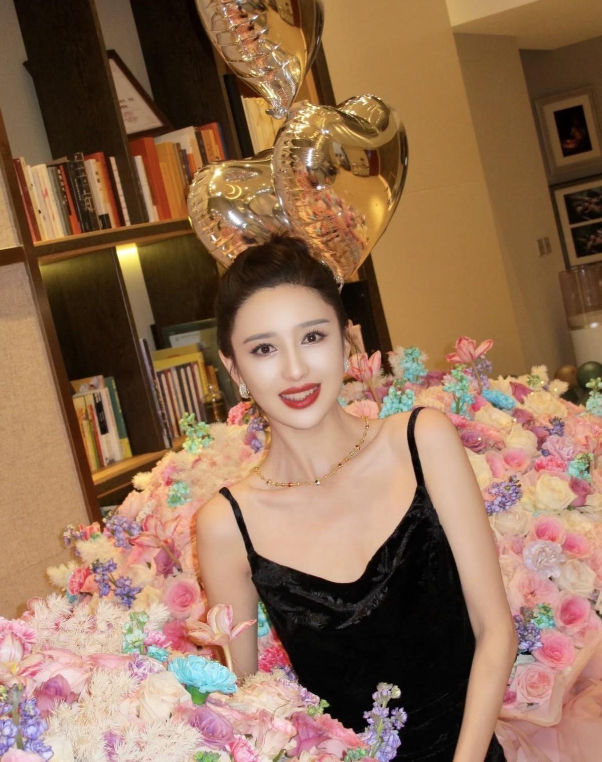 离婚了还掐着点送祝福，是真朋友还是留后手？8月8号佟丽娅过43岁生日，前夫陈思
