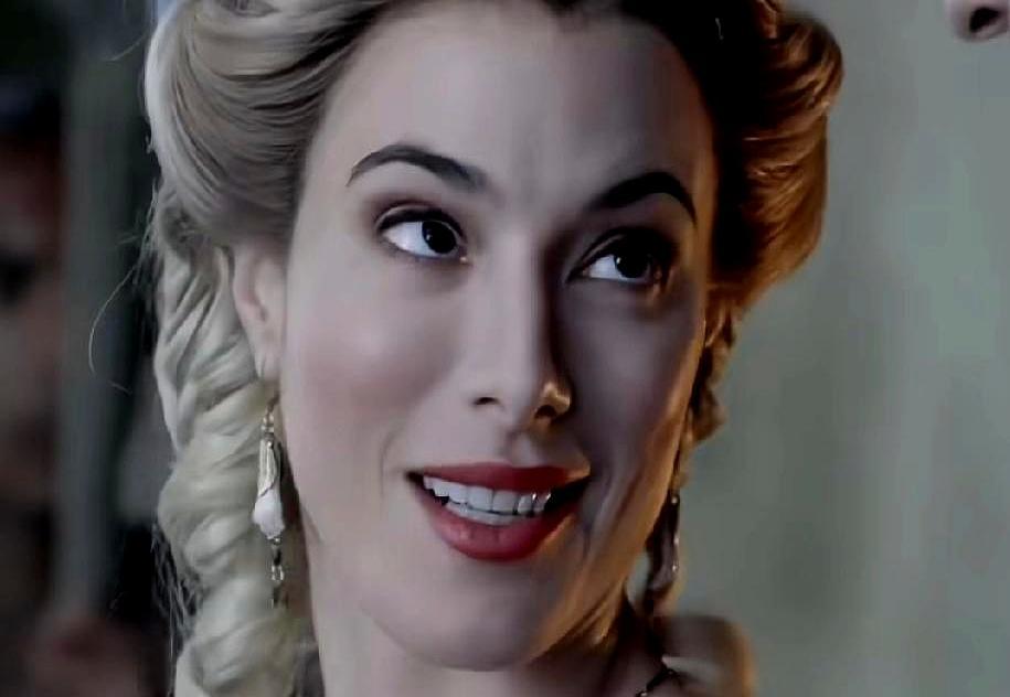 《斯巴达克斯》里只活6集的女配，比不少主角让人记了十几年。她是露克蕾西亚的