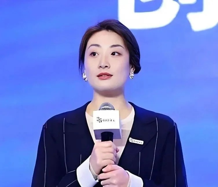 大家难道今天才发现吗？宗馥莉聪明得可怕，她的手段，很多人一辈子都学不会做不到