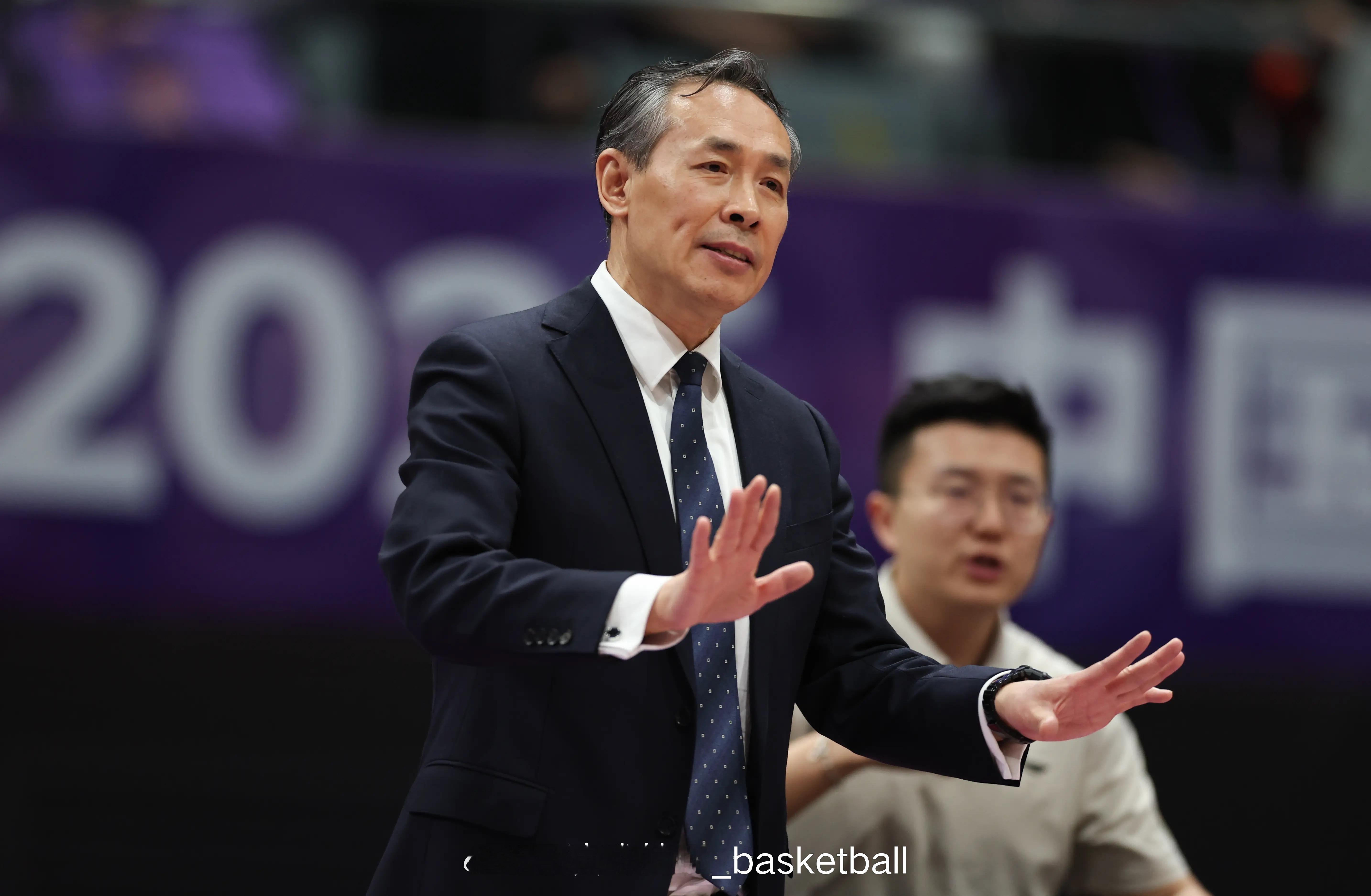 新款发言上线，许利民在球队输给北控之后总结比赛：我们这批球员都在咬牙坚持，从医学