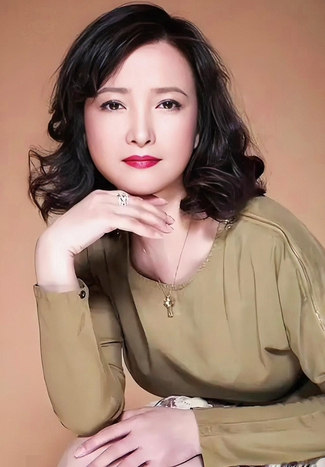 何晴病倒后，整个娱乐圈都绕着她走。只有唐国强，推开了那间病房的门。一推，就是