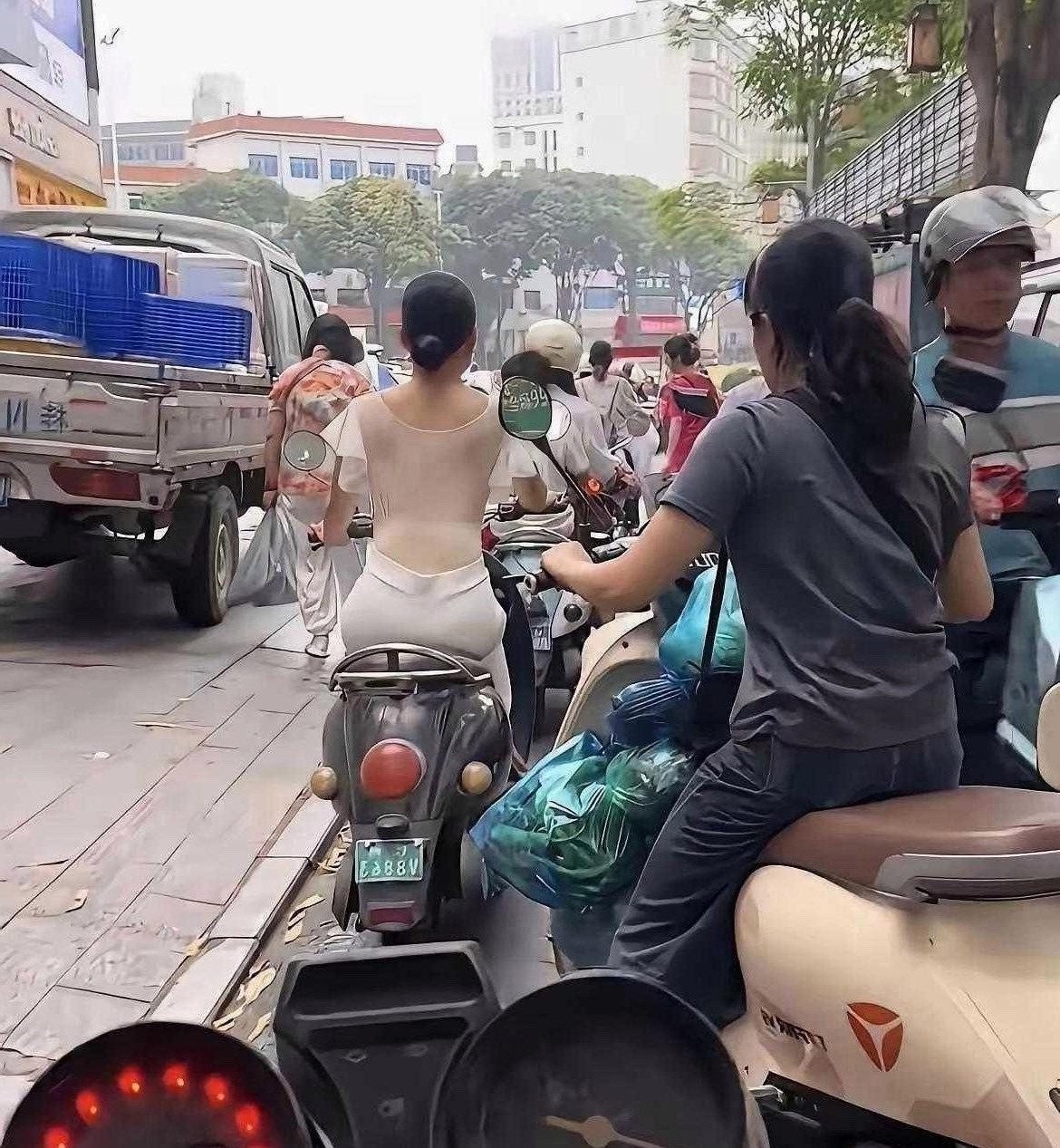 怎么提醒她才不会尴尬