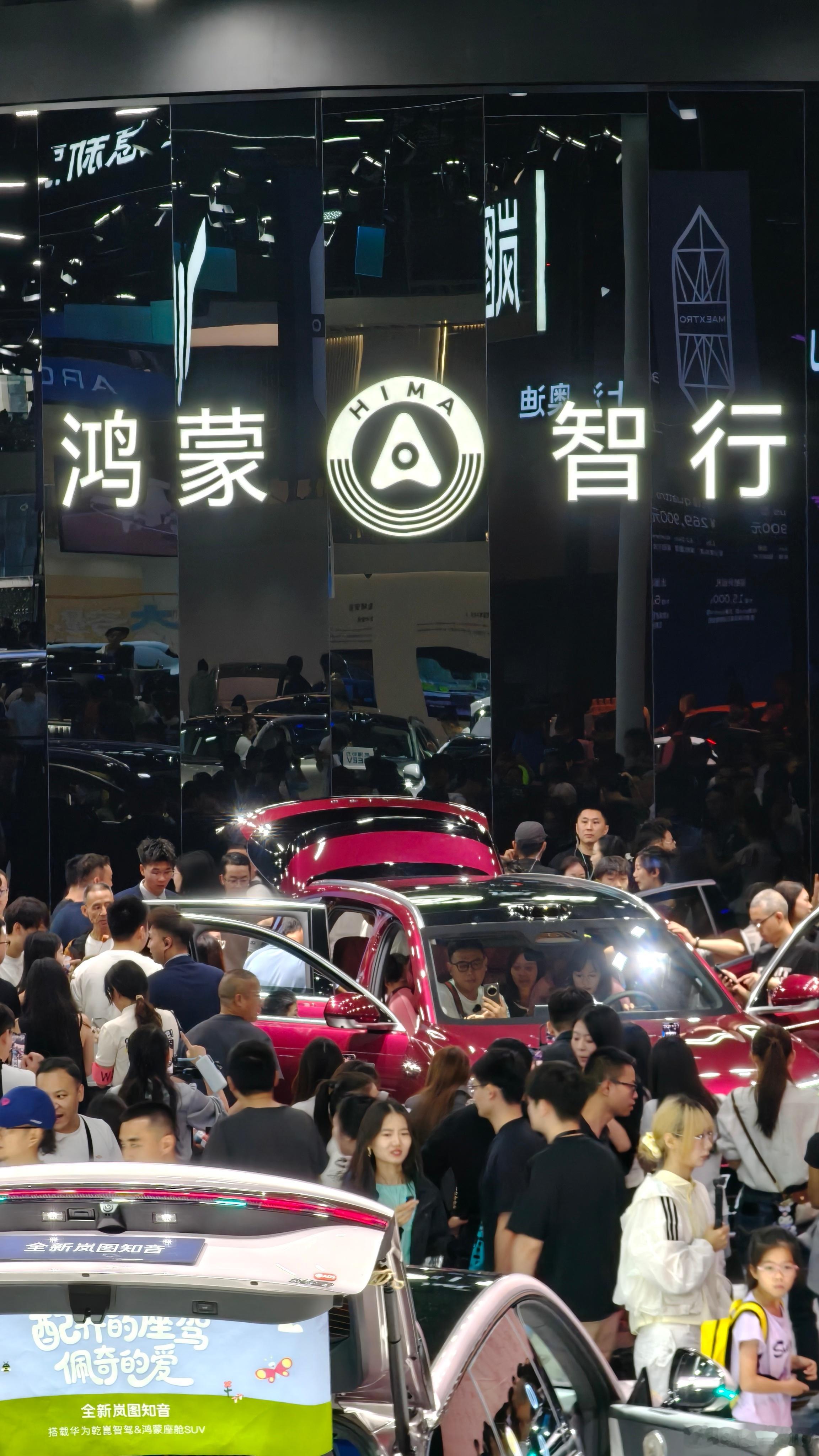 问界M8累计交付量破8万台成都车展取代原来奔驰展台的就是鸿蒙智行了半个展馆的阵仗