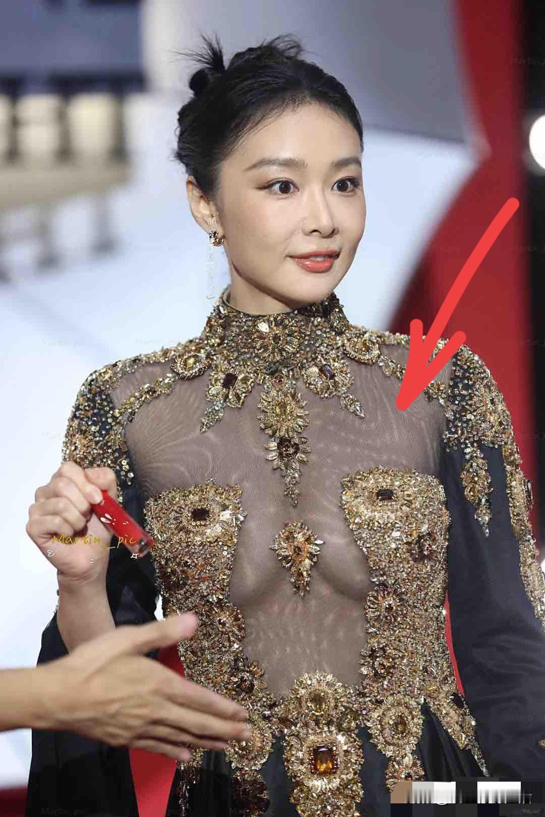 不敢直视！高叶果然“狂飙”了，突改穿搭风格，镂空透视装凸显两颗大宝石！37岁