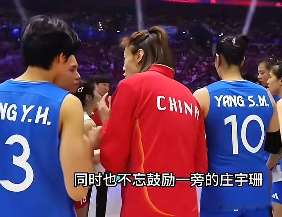 团结又有爱的中国女排！这才是中国女排老将的担当与传承啊！认真传帮带的老将[哭哭]