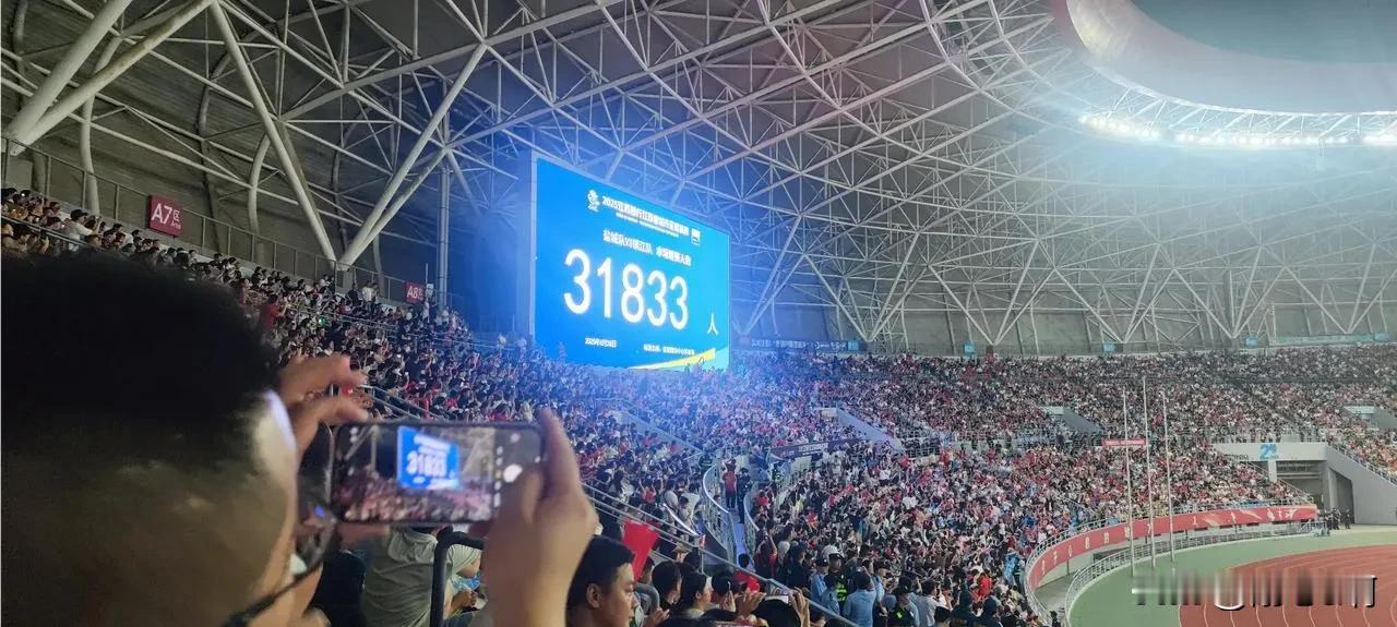 其实苏超这么火热三大原因，一是一向严肃的官方下场一起玩梗，百姓觉得亲近，二是，江