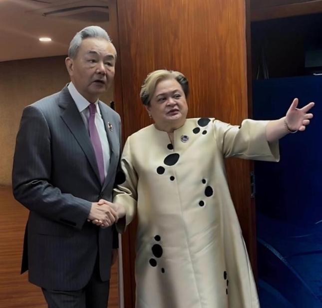 中菲外长会面！菲外长当面抗议，却不敢把话一下说死了7月22日在马尼拉中菲外长