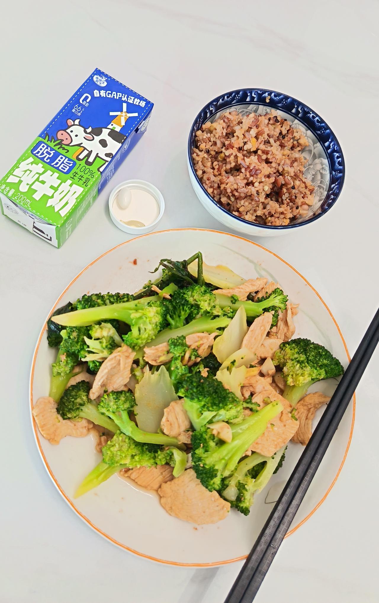 6.8今天起分享减脂午餐，请大家监督，有兴趣的一起来哦！今日体重50kg.碳水
