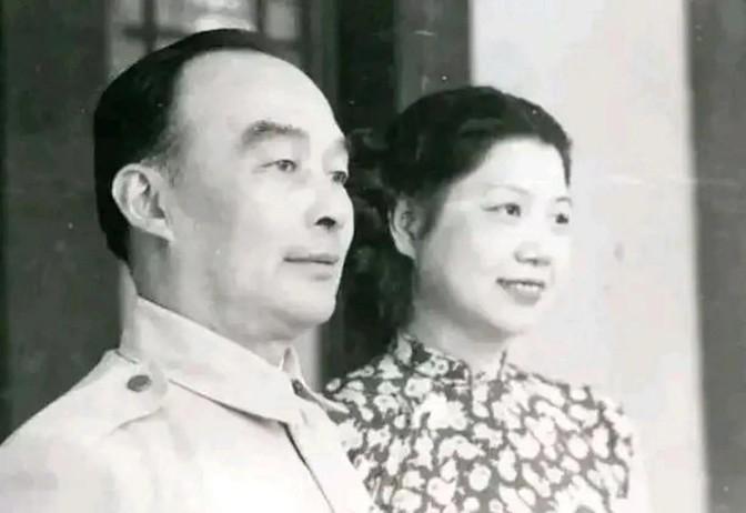 1936年，胡宗南爱上了有夫之妇黄鹤云，他甩给对方1000大洋：“钱归你丈夫，你