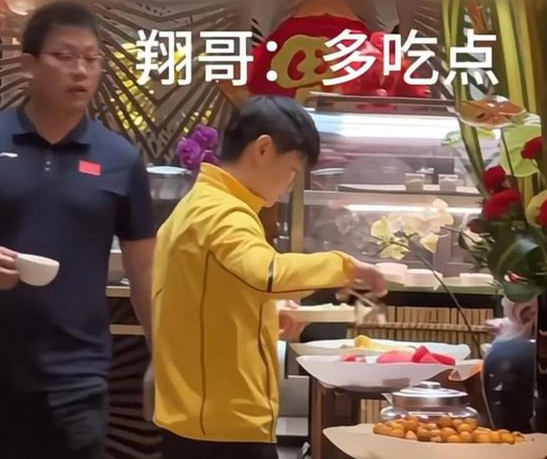 翔哥让莎莎多吃点，莎莎脆生生回应超有爱
