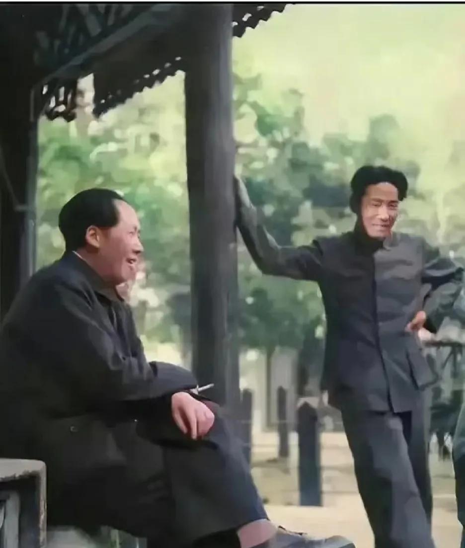 毛岸英的人生，是一部饱含苦难与坚韧的传奇。幼年丧母，他便与至亲阴阳两隔，童年在街