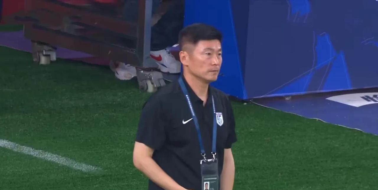 大连英博客场输给了上海海港挺正常的，毕竟大连英博实力和人家差距太明显了，大连英博